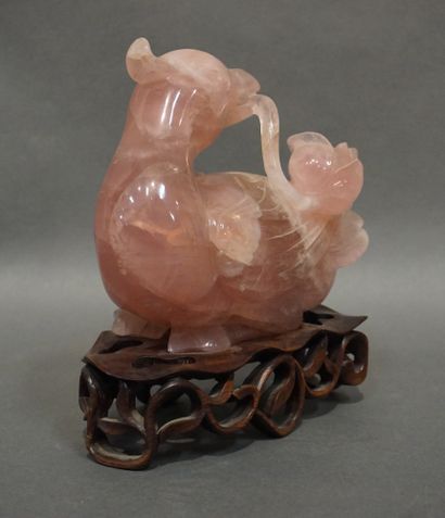 ASIE Statuette asiatique: "Oiseau tenant une fleur" en quartz rose. 17x20x10 cm