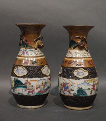 ASIE Pair of vases in cracked Asian earthenware decorated with warriors. 23,5 cm