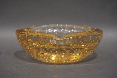 DAUM Cendrier en cristal bullé doré. Signé Daum Nancy France. 6,5x18 cm