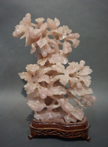 ASIE Statuette asiatique: "Oiseaux dans des branches" en quartz rose. 25 cm