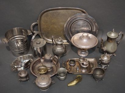 MÉTAL ARGENTÉ Manette de métal argenté, seaux, verseuses (dont Combault), plats,...