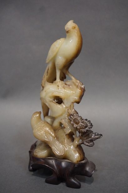 ASIE Statuette asiatique: "Deux oiseaux perchés" en pierre dure marron (égrenures)....