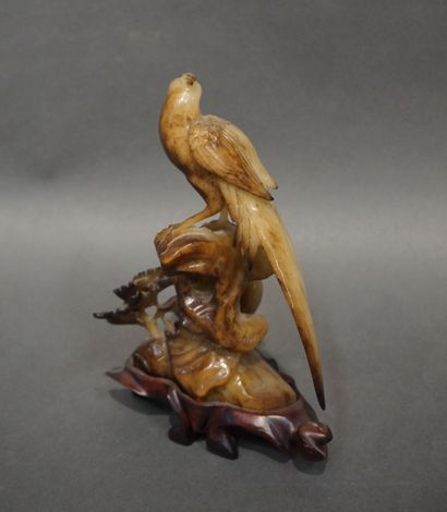 ASIE Statuette asiatique: "Deux oiseaux perchés" en pierre dure marron (égrenures)....