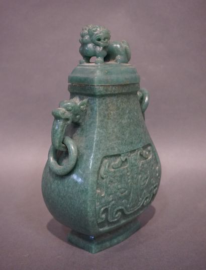 ASIE Vase couvert asiatique en pierre dure verte à prise en chien de fô. 21 cm