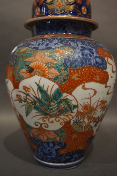 CHINE Paire de vases couverts en porcelaine chinoise à décor de lapins dans des paysages....