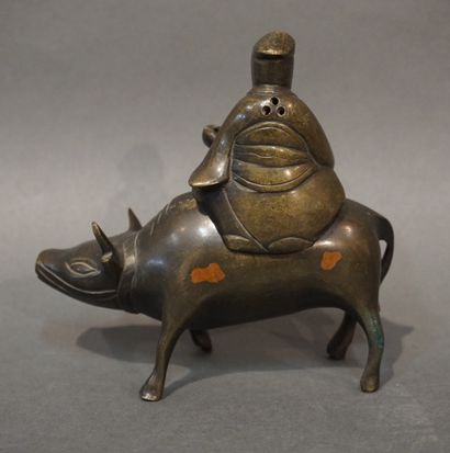 ASIE Statuette asiatique en bronze: "Homme assis sur un bœuf". 12,5 cm