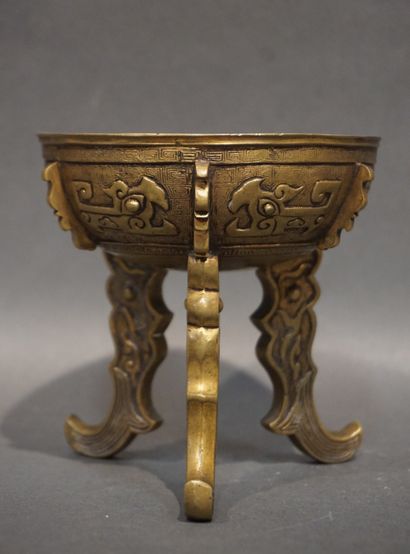 E. ENOT Tripod cup in bronze of Asian style. Signed E. Enot Paris. 11x11,5 cm