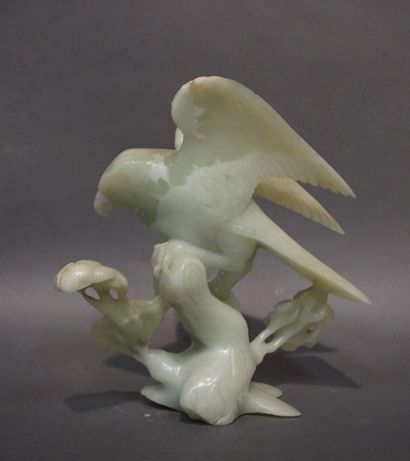 AsieAsie Statuette asiatique: "Oiseau de proie sur une branche" en pierre dure verte....