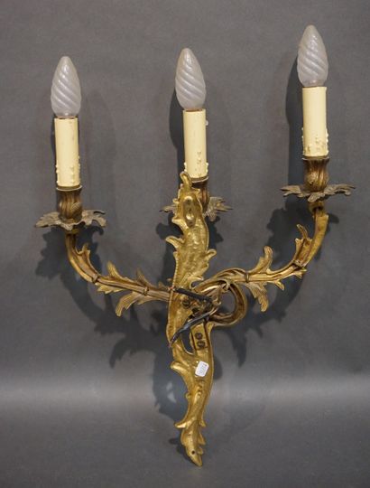 null Paire d'appliques à trois lumières en bronze doré de style Louis XV. 50x40 ...