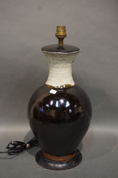null Vase asiatique en grès noir et gris (monté en lampe). 40 cm