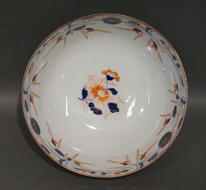ASIE Jatte en porcelaine à décor imari. 13x31,5 cm