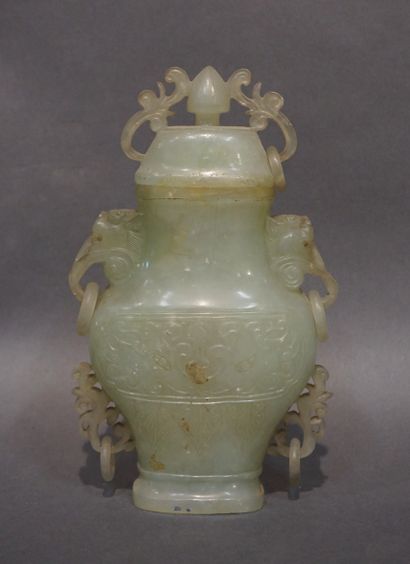 ASIE Vase couvert en pierre dure verte asiatique. 22 cm