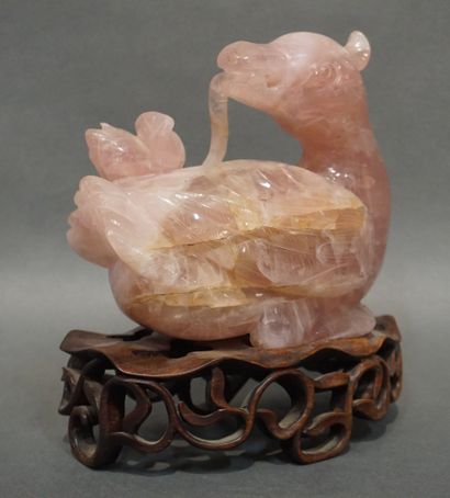 ASIE Statuette asiatique: "Oiseau tenant une fleur" en quartz rose. 17x20x10 cm