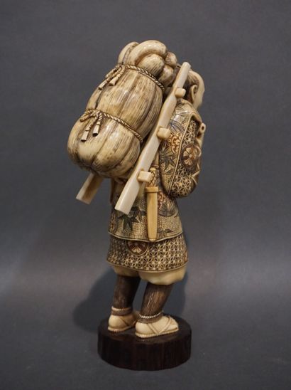 null Statuette japonaise: "Porteur, une échelle et un sac sur le dos". 24 cm