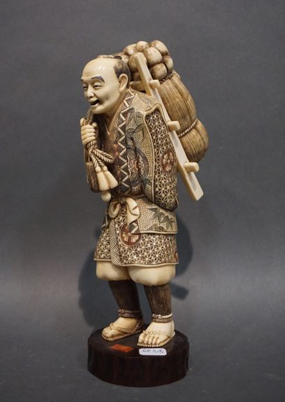 null Statuette japonaise: "Porteur, une échelle et un sac sur le dos". 24 cm