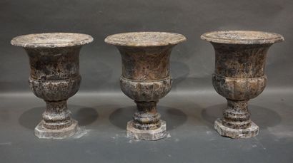 null Trois vases Médicis en marbre (petits éclats). 51x40 cm