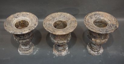  Trois vases Médicis en marbre (petits éclats). 51x40 cm