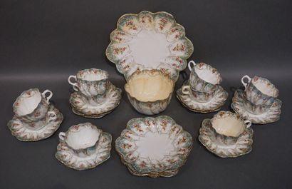 CHAPMAN Service à thé en porcelaine anglaise Chapman. 26 pièces: Plat, sucrier, 5...