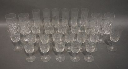 null Service de verres en cristal taillé. 30 pièces: 6 flûtes à champagne, 4 verres...