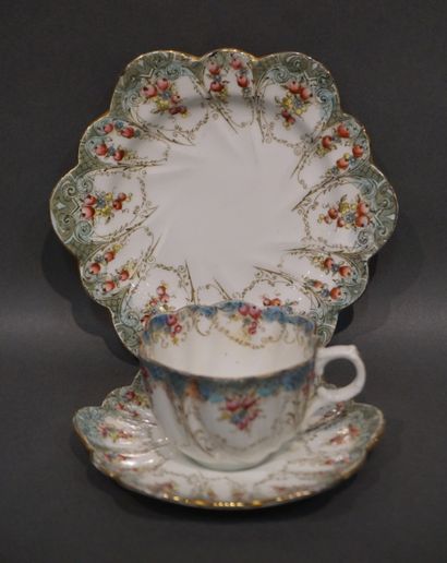CHAPMAN Service à thé en porcelaine anglaise Chapman. 26 pièces: Plat, sucrier, 5...