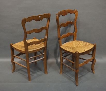 null Paire de chaises paillées en bois naturel de style Louis XV. 91 cm