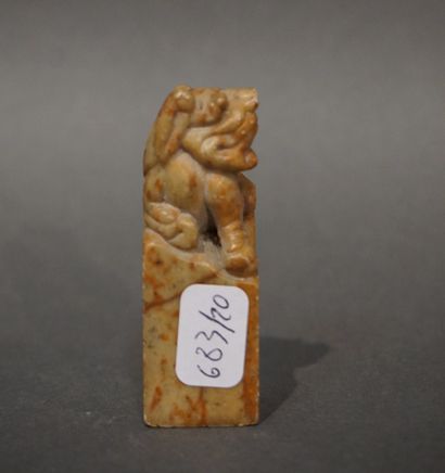 null 
Sceau chinois en pierre à motif de chien de fô (égrenures). 6,5 cm
