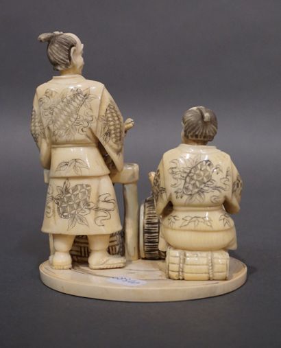null Asian group: "Two men and bird". 13 cm