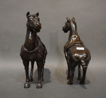 null Paire de chevaux sellés en bronze. 19x20 cm