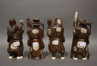 null Quatre personnages asiatiques en bois: "Musicienne" et trois "hommes" (manques)....