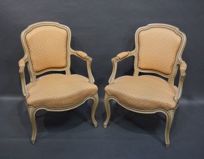 null Quatre fauteuils cabriolets en bois laqué blanc de style Louis XV. 85,5x62x58...