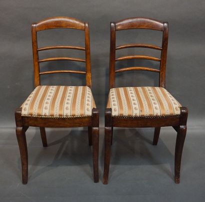 null Paire de chaises en bois naturel à dossiers à barreaux. 87 cm
