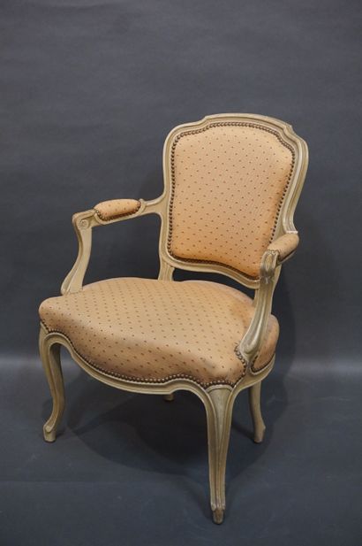 null Quatre fauteuils cabriolets en bois laqué blanc de style Louis XV. 85,5x62x58...