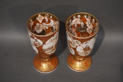 null Paire de vases sur piédouche en porcelaine du Japon à décor de personnages et...