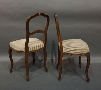 null Paire de chaises en bois naturel garnies de velours rayé, de style Louis XV....