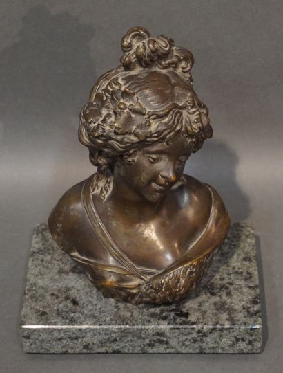 null D'après CLODION : "Buste de jeune femme", bronze sur socle en marbre. 23x18x12...