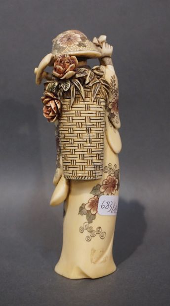 null Statuette asiatique polychrome: "Geisha portant au dos un sac de fleurs". 15...