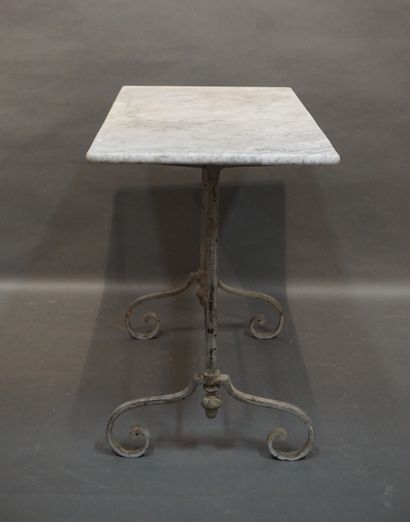 null Table de bistrot à piétement en fer forgé et plateau de marbre blanc. 74x101x50...