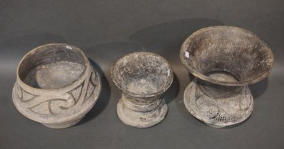 null Trois pots en terre cuite asiatique (fêle). 16 cm, 19 cm et 25,5 cm