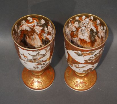 null Paire de vases sur piédouche en porcelaine du Japon à décor de personnages et...