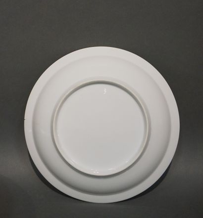 null Service de table blanc à marli céladon. 75 pièces: 37 grandes assiettes, 16...