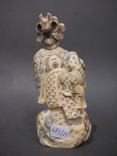null Statuette asiatique polychrome: "Femme à l'enfant et à l'oiseau". 13 cm