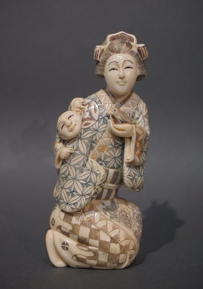 null Statuette asiatique polychrome: "Femme à l'enfant et à l'oiseau". 13 cm