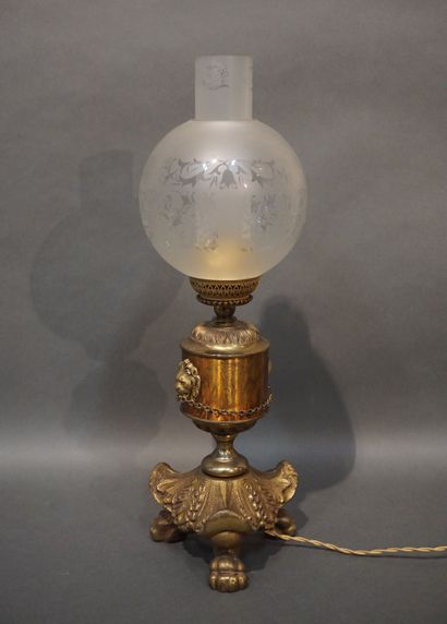 null Lampe éléctrifiée, tripode, en bronze et laiton. 46 cm