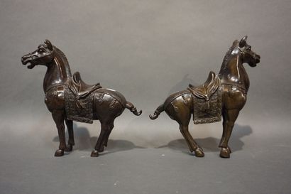 null Paire de chevaux sellés en bronze. 19x20 cm
