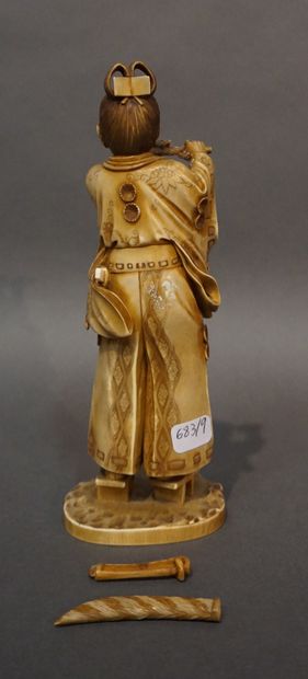 null Statuette asiatique: "Joueur de flûte au sabre" (accidents). 19 cm