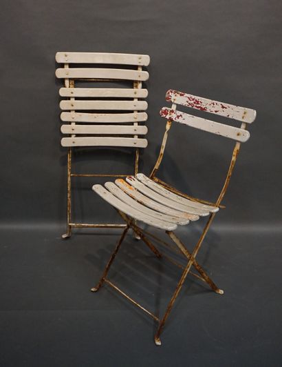null Pair of folding garden chairs in metal and white lacquered wood slats (wear...