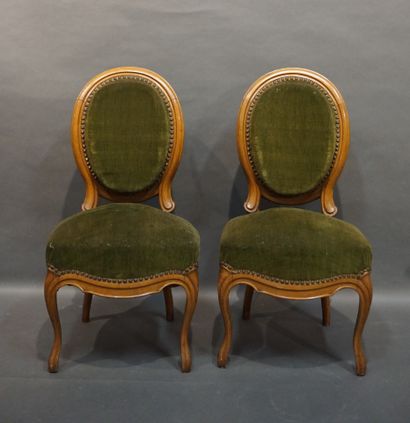 null Paire de chaises médaillons en bois naturel garnies de velours vert. Epoque...
