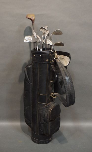 Sac de golf Sac de golf noir et treize clubs.