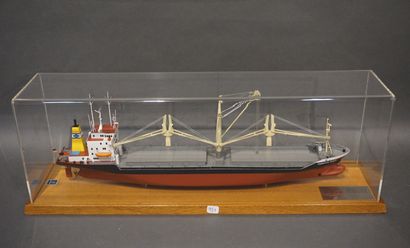 null Deux maquettes: Cargo "Christian Wesch" (19,5x56x15 cm) et Renault Alpine.
