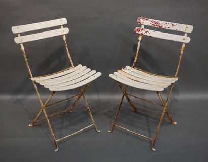 null Pair of folding garden chairs in metal and white lacquered wood slats (wear...